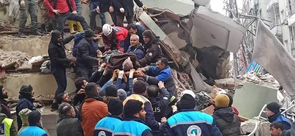 Шестетажна сграда в Турция се срути, спасители вадят от отломките ранени