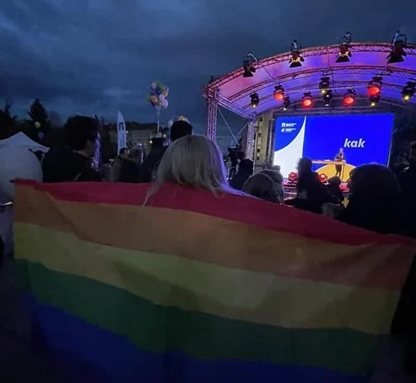ПОТРЕС: ПП и ДБ закриха кампанията със знамето на гейовете СНИМКИ