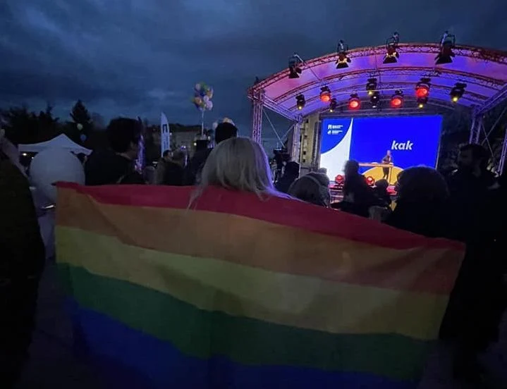ПОТРЕС: ПП и ДБ закриха кампанията със знамето на гейовете СНИМКИ