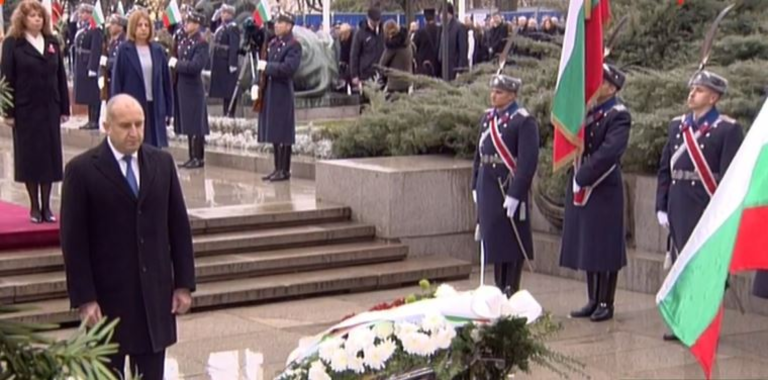 Румен Радев отдаде почит на загиналите за свободата на България  ВИДЕО
