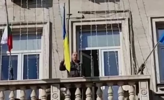 СКАНДАЛНО ВИДЕО! Току-що русофил изхвърли  на улицата украинското знаме от кабинета на кмета Фандъкова