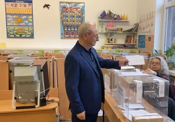 Ахмед Доган гласува в ранни зори на хартия (Видео)
