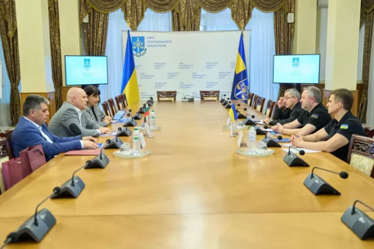 Гешев ни отсрами! Украински медии гърмят: Президентът Радев и министърът на правосъдието Крум Зарков отказват да отговарят на въпроси по темата