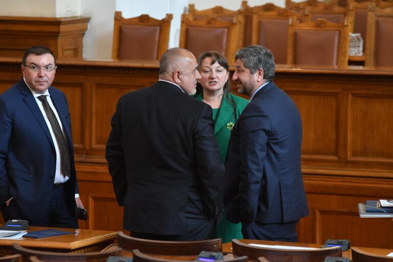 Христо Иванов разкри какво е говорил с Борисов в пленарната зала