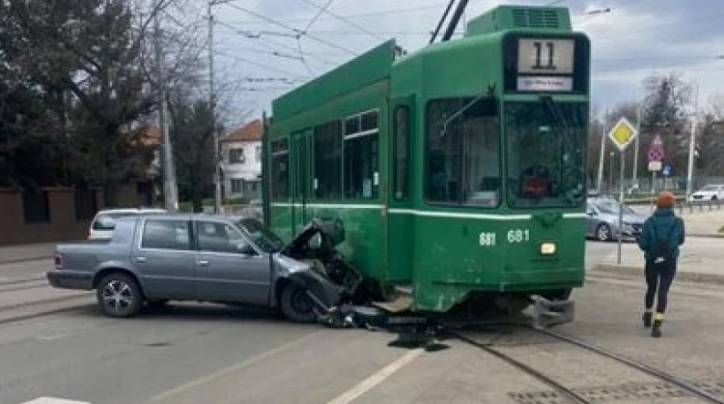 Жестоко меле с кола и трамвай в София СНИМКА