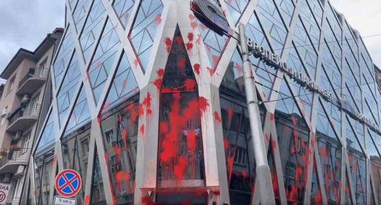 ГНУС! Русофилите от “Възраждане” и БСП заляха с червена боя сградата на представителствата на eвропейските институции ВИДЕО + СНИМКИ