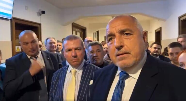 Посрещнаха Борисов с бурни аплодисменти на излизане от Съдебната палата ВИДЕО