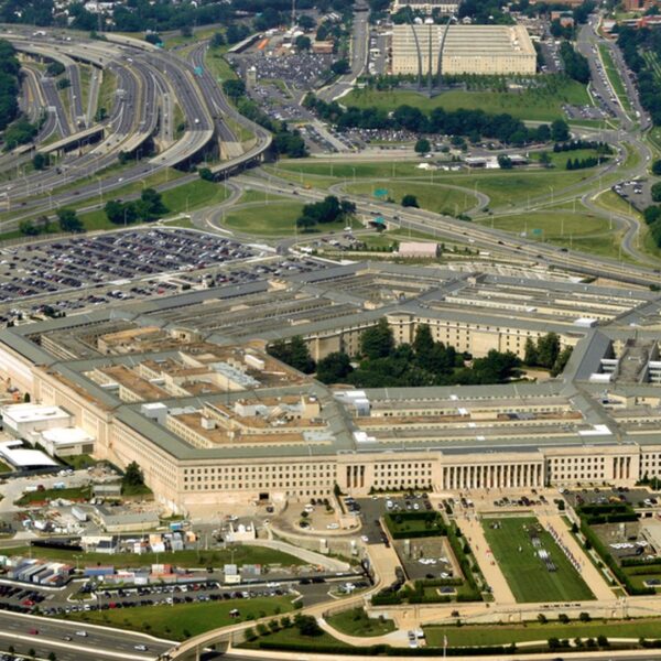Тревожна вест за експлозия в Пентагона срина борсите и взриви интернет