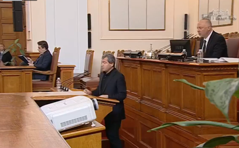 Сеир в парламента! Хаджи Тошко се заяде с Асен Василев: Защо седите като вицепремиер?!