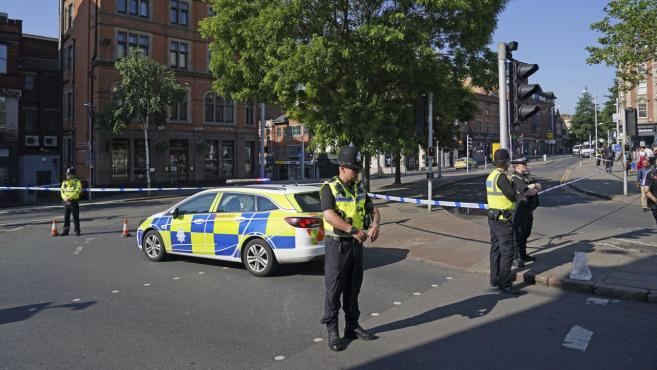 Паника в Нотингам! Трима души са открити мъртви, отцепиха центъра СНИМКИ