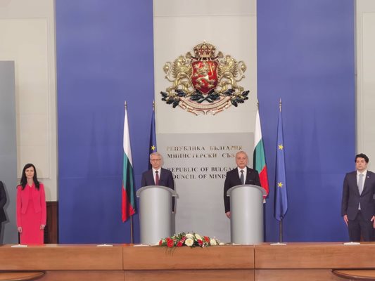 НА ЖИВО Служебният премиер Гълъб Донев предава властта на новия премиер акад. Николай Денков