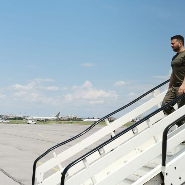 Транспортният министър разкри защо Зеленски е летял с правителствения самолет до София