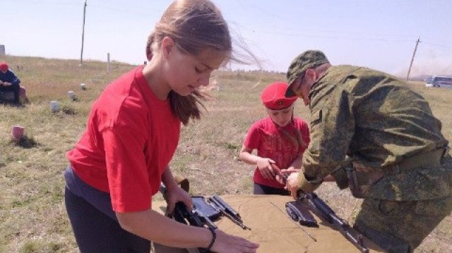 УЖАС! Русия подготвя децата за участие във война СНИМКИ