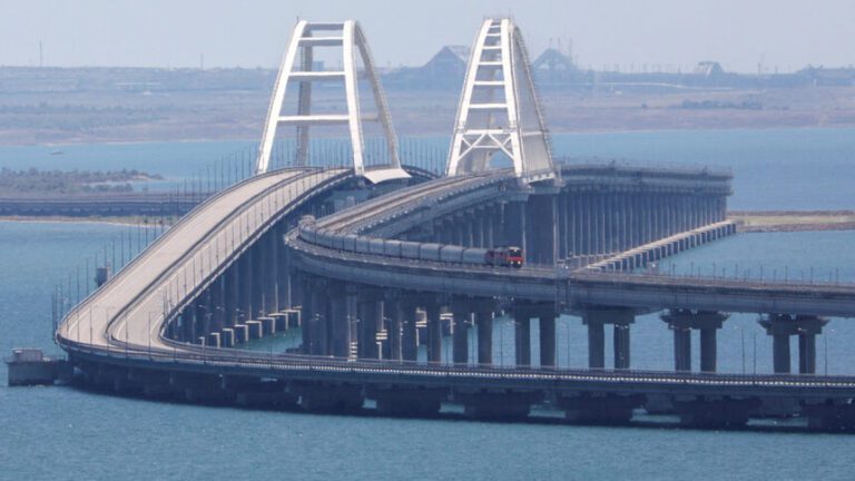 Нов опит за нападение срещу Кримския мост, движението временно е спряно