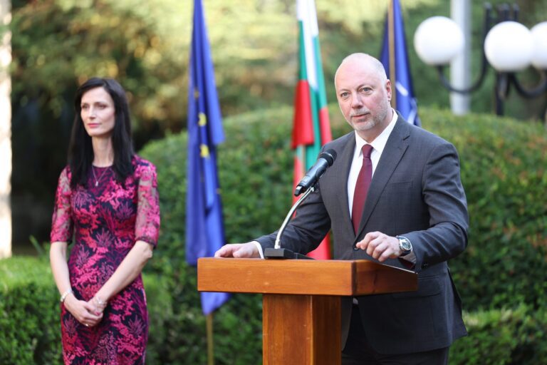 Мария Габриел, председателят и зам.-председателите на Народното събрание ще посрещнат българите, евакуирани от Израел