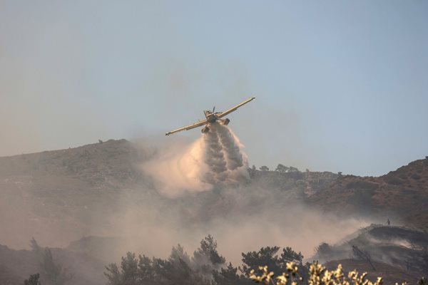 АД: Разби се самолет, гасящ пожарите в Гърция, 30 000 туристи остават в огнения капан