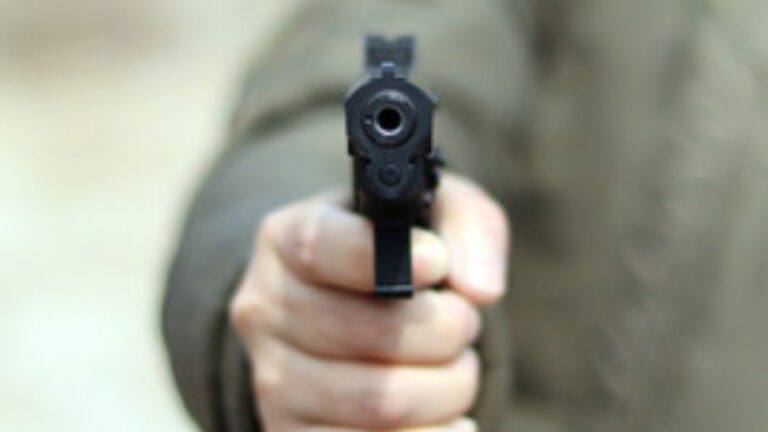 Ужас в София: Мъж извади пистолет и заплаши да застреля дете
