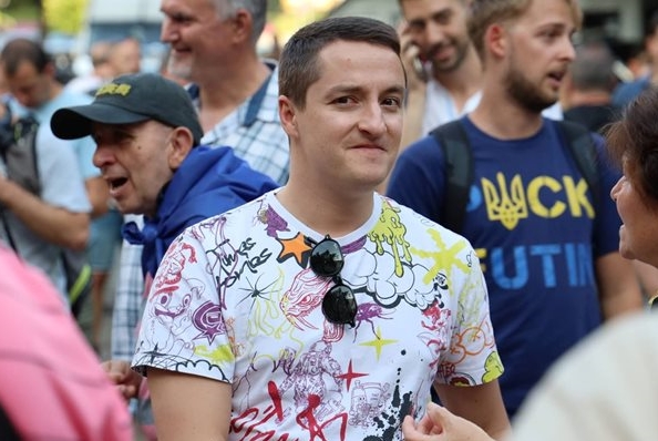 Зрелище: Явор Божанков се прави на палячо пред президентството ВИДЕО