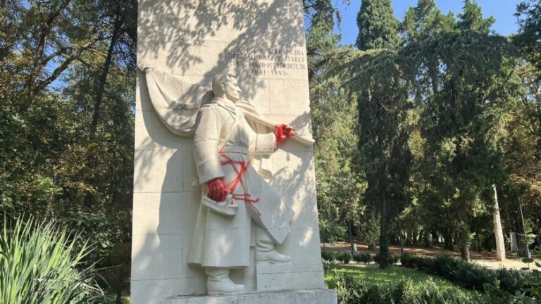 Оцветиха с червена боя и знак „Z“ паметника на Съветската армия в…