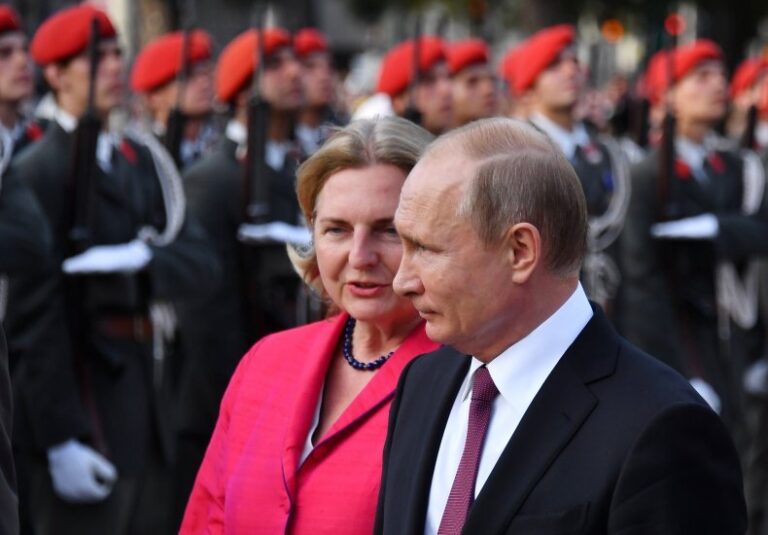 Австрийската министърка, която танцува с Путин на сватбата си: По-добре в руско село, отколкото на Малдивите  СНИМКИ