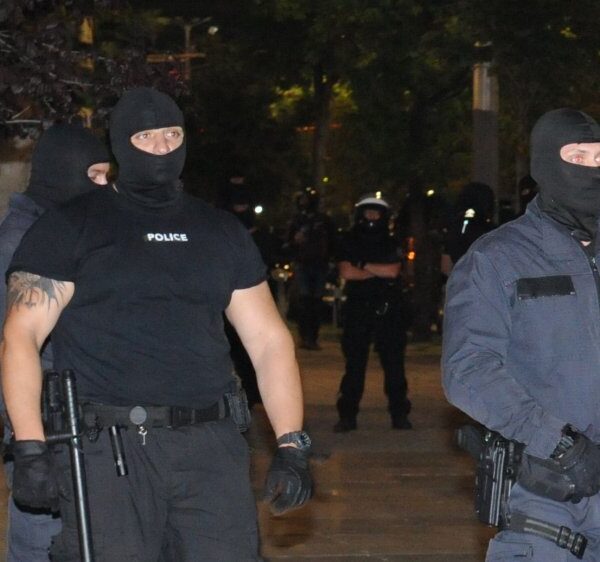 В Разград почерня от полиция, заградиха града с КПП-та
