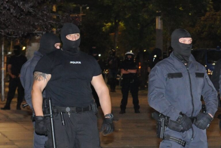 В Разград почерня от полиция, заградиха града с КПП-та