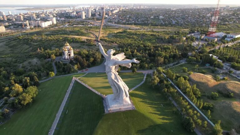 В Киев започнаха да демонтират съветските символи от паметника “Родината майка”