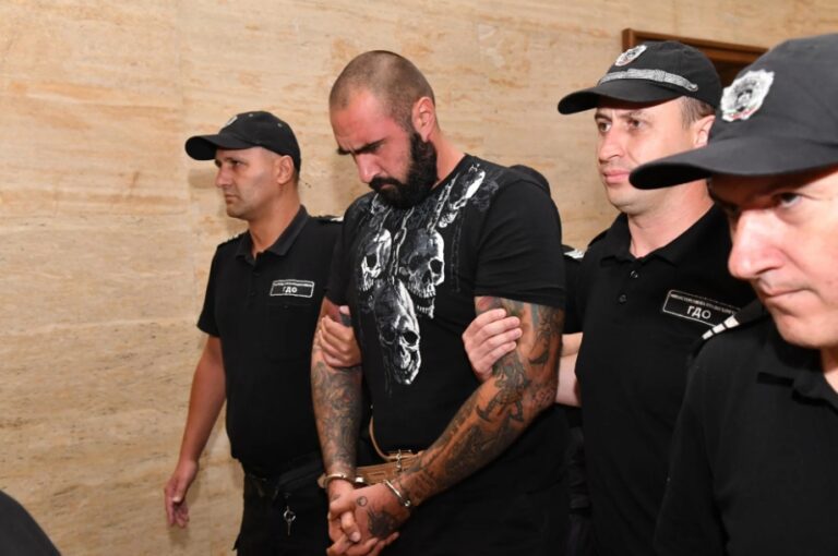 Жестокият двоен убиец Чавдар влезе окован в съда, прокуратурата поиска… ВИДЕО