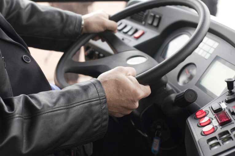 Скандално: Шофьор на градския транспорт си цъка на телефона докато вози пътници ВИДЕО