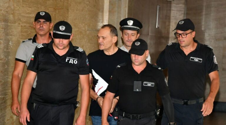 Скандално: Божков си уредил известен бандит за прислуга и охранител по време на престоя в ареста