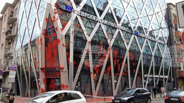 Помните ли атаката и вандализирането на сградата на Европейската комисия в София? Тогава органите на реда…