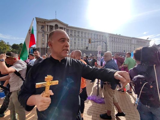 Путинофилът представящ се за свещеник, нападнал Кирил Петков и кортежа на Зеленски, беше изхвърлен от протеста на КНСБ