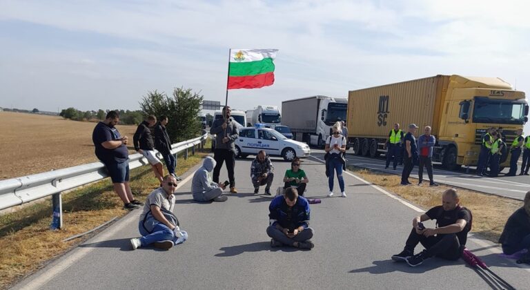 Извънредно: Денков отива на блокадата на АМ “Тракия