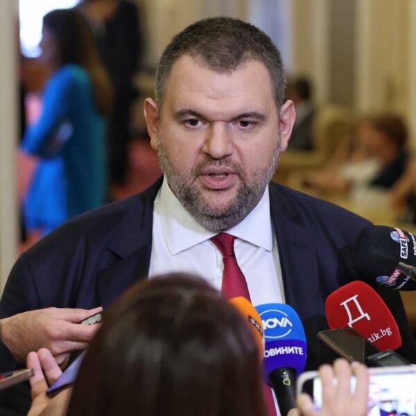 Делян Пеевски вече е председател на ПГ на ДПС, Карадайъ не…