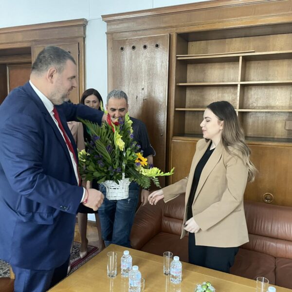 Нургюл отиде на гости на Делян Пеевски в парламента СНИМКИ