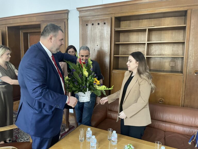 Нургюл отиде на гости на Делян Пеевски в парламента СНИМКИ