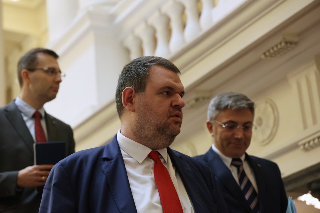 Пеевски извинил всички отсъствия на Карадайъ от НС
