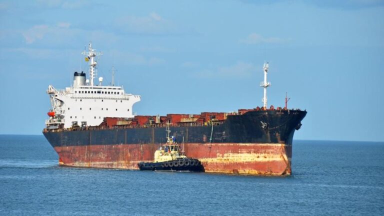 Украински товарен кораб приближава български води
