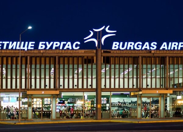 Извънредна ситуация на Летище Бургас, изнасят туристи на носилка