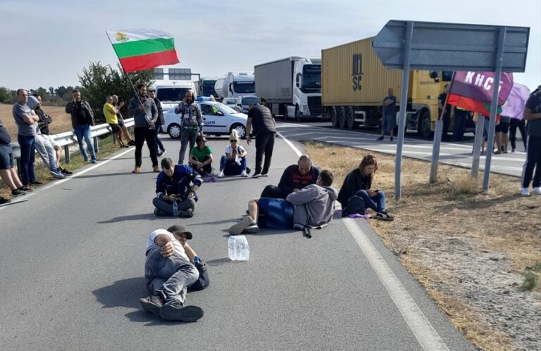Енергетиците отказват среща с министър Радев и Денков, АМ “Тракия” е блокирана край Стара Загора