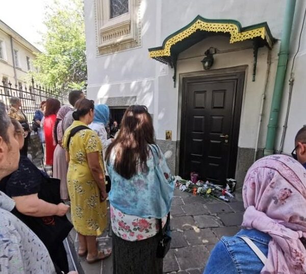 Путиноиди се събраха пред затворената Руска църква, реват, та се късат СНИМКИ