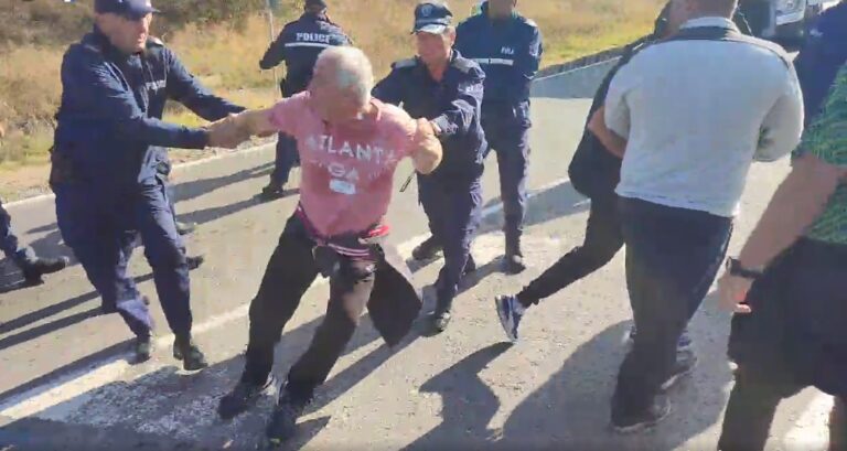 Напрежението ескалира! Първо ВИДЕО от сблъсъка между протестиращи и полиция на АМ “Струма”