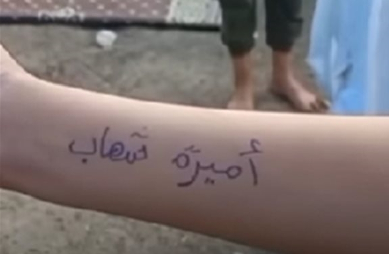 Ужас! Пишат имената на децата в Газа върху ръцете им, за да.. ВИДЕО