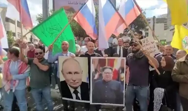 ВИДЕО: Палестинците носят портрети на Путин и Ким на митинг, напрежението расте