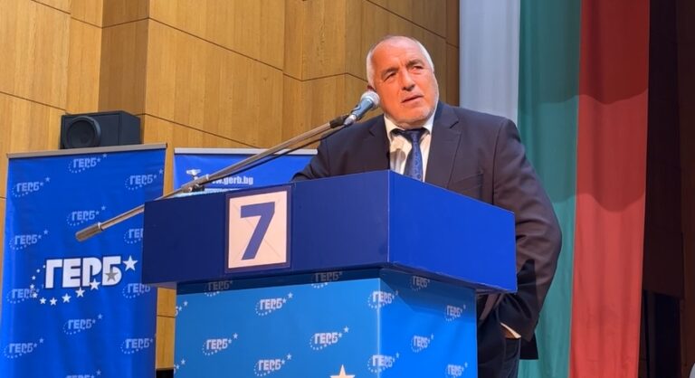 НА ЖИВО от Пазарджик:  Молят Борисов: Стига толкова! Господин премиер, време е да си заемете мястото в Министерски съвет, да им дръпнем килимчето и да вземем в ръцете си бъдещето на България