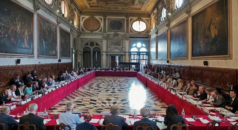 ШАМАР! Венецианската комисия попиля с унищожителна критика промените в Конституцията на ПП-ДБ