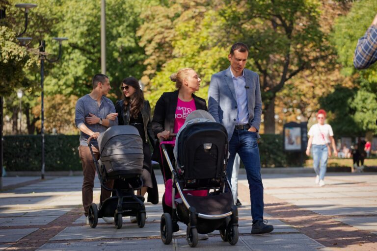 Идилия: Терзиев на неделна разходка, новата майка Лена и Миро го придружават СНИМКИ