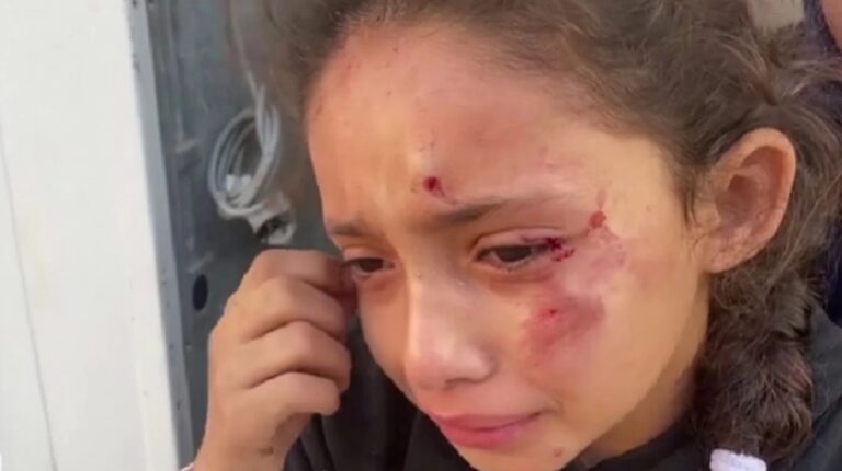 Тъжно! Жена към плачещо дете сред отломките в Газа: Търси майка си, не знаем къде е