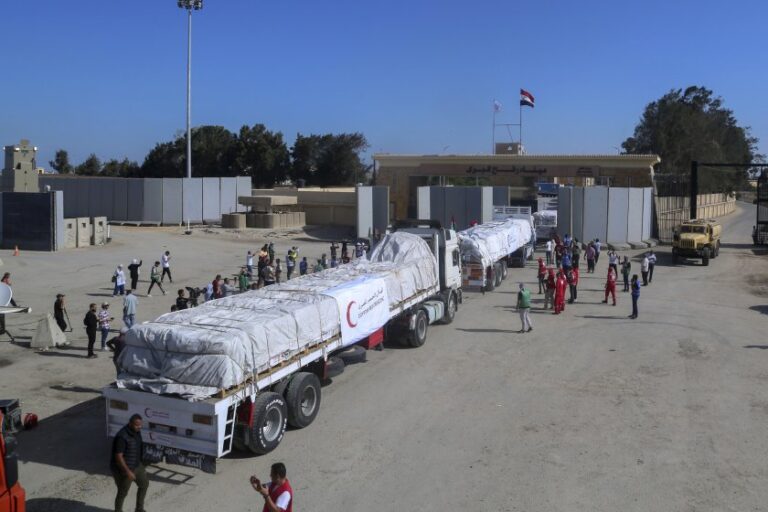 Най-накрая! Отвориха пункта Рафах, хуманитарна помощ достигна Ивицата Газа ВИДЕО