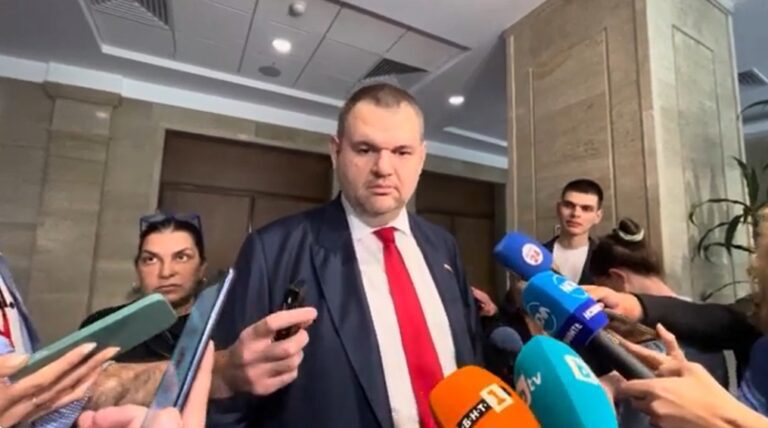 Пеевски скочи на здравния министър: Спрете незабавно изкуствената…